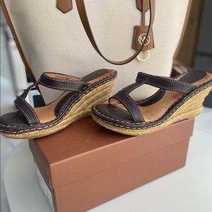 Born sandals. Leather. Size 6 M. Brown. In good condition.